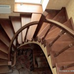 Винтовая деревянная лестница из массива дуба