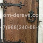 Дверь из дуба в стили Готика с металлом