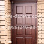 Дубовая входная дверь в частном домеДубовая входная дверь в частном доме