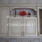 Кухонная мебель из дуба, украшенная резьбой