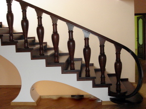 Деревянная лестница с гнутыми перилами